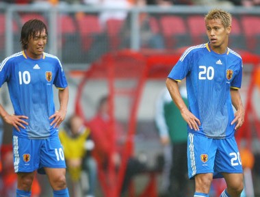 中田英寿と本田圭佑 ２人は中村俊輔にとって どんな存在だったのか サッカー代表 集英社のスポーツ総合雑誌 スポルティーバ 公式サイト Web Sportiva