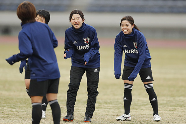 なでしこジャパンの練習で笑顔を見せる清水梨紗（左）と長谷川唯（右）photo by Nakanishi Yusuke/AFLO