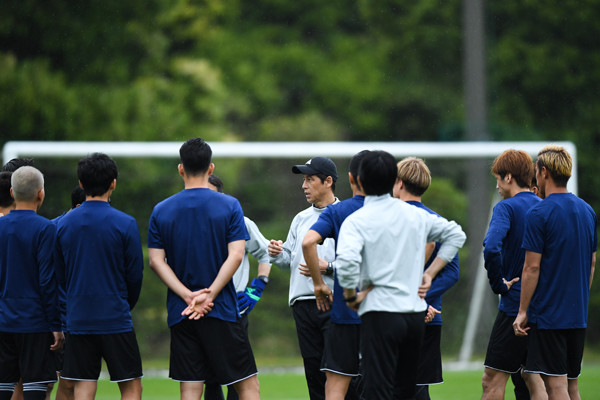 合宿で西野朗監督から説明を受ける日本代表の選手たち