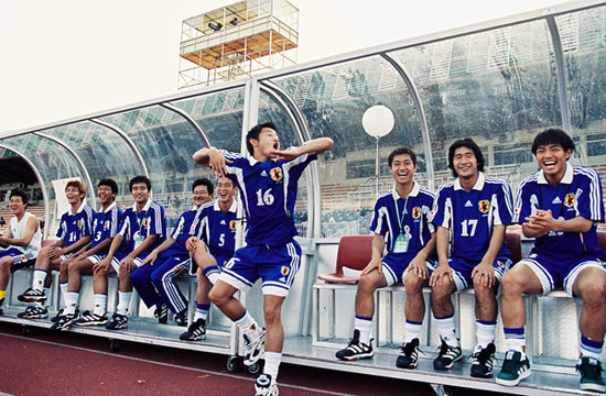 トルシエ監督のモノマネをするなどして、チームを盛り上げた播戸（中央）。photo by Yanagawa Go