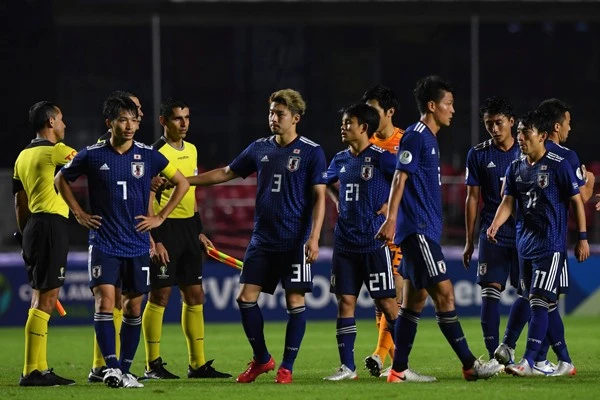 チリに大敗した日本 その 差 はパスワークの質の違いにあった サッカー代表 集英社のスポーツ総合雑誌 スポルティーバ 公式サイト Web Sportiva