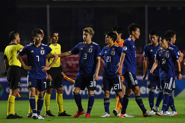 チリに大敗した日本 その 差 はパスワークの質の違いにあった サッカー代表 集英社のスポーツ総合雑誌 スポルティーバ 公式サイト Web Sportiva
