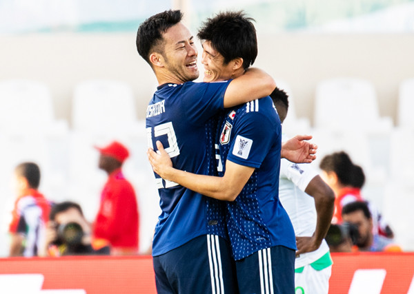 アジアカップのサウジ戦でゴールを決めた冨安と抱き合う吉田