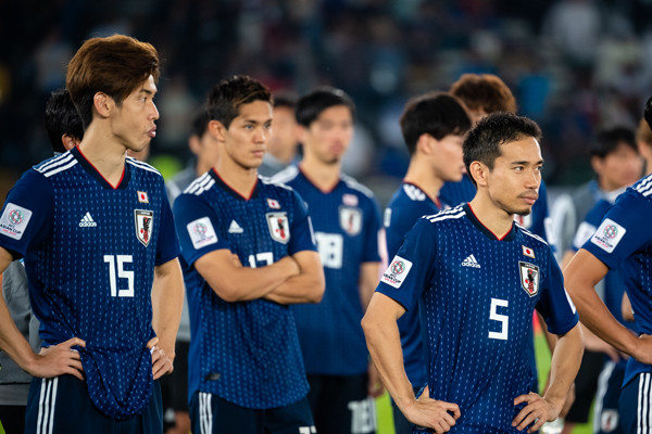 カタールに敗れ、厳しい表情の日本代表の選手たち