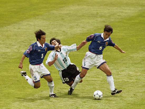 1998年フランスＷ杯の日本vsアルゼンチン。１試合におけるＷ杯史上最多ファールを受けたオルテガ（中央）