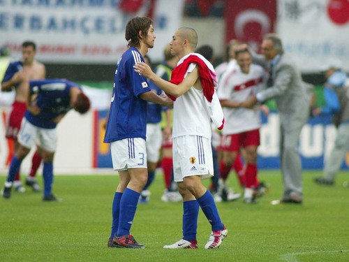 2002年Ｗ杯でトルコに敗れた試合後の松田直樹と小野伸二
