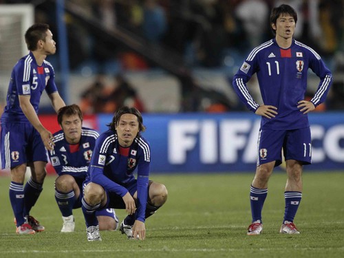 2010年南アフリカＷ杯でパラグアイにPK戦の末に敗れ、うつむく日本の選手たち