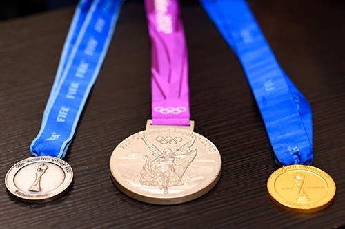 宮間さんが大切に保管しているW杯の金メダルと銀メダルの２つとロンドン五輪の銀メダル（中央）