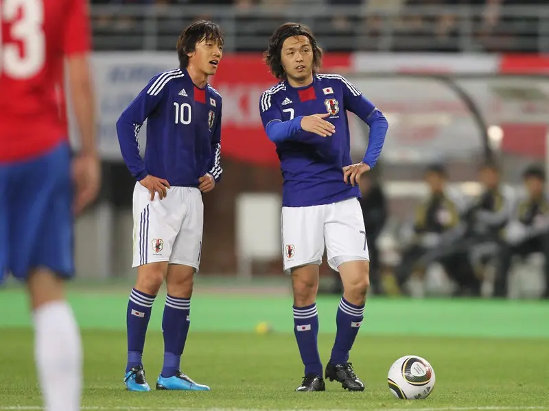 中村俊輔と遠藤保仁 Fkがうまいのはどっち 名手 木村和司が判定 サッカー代表 集英社のスポーツ総合雑誌 スポルティーバ 公式サイト Web Sportiva