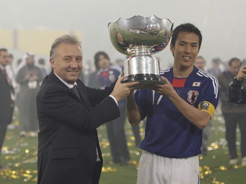 2011年、アジア杯に優勝し長谷部誠とトロフィーを手にしたアルベルト・ザッケローニ photo by Fujita Masato
