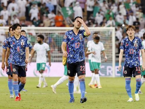 サウジアラビアに敗れ、茫然と立ちつくす日本の選手たち