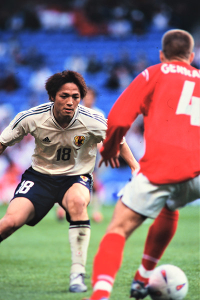 高い技術でイングランドの選手を圧倒した日本代表の小野伸二