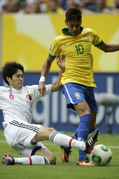 内田篤人がネイマール相手に奮闘 日本代表はブラジルに真っ向勝負を挑んで散った サッカー代表 集英社のスポーツ総合雑誌 スポルティーバ 公式サイト Web Sportiva