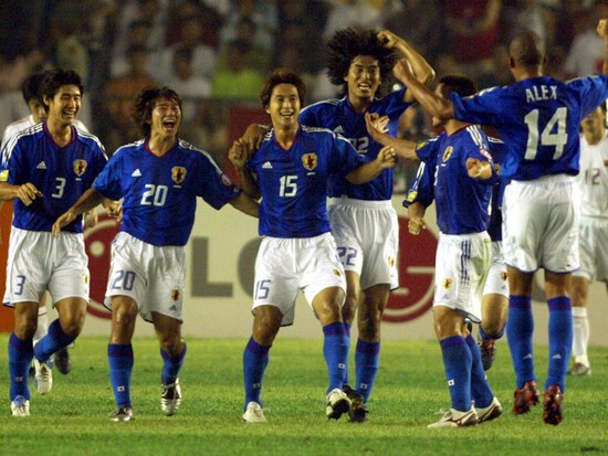 福西崇史が思い出に残る大会として挙げた2004年のアジアカップ。地元・中国との決勝では福西（写真中央）が先制ゴールを決めた