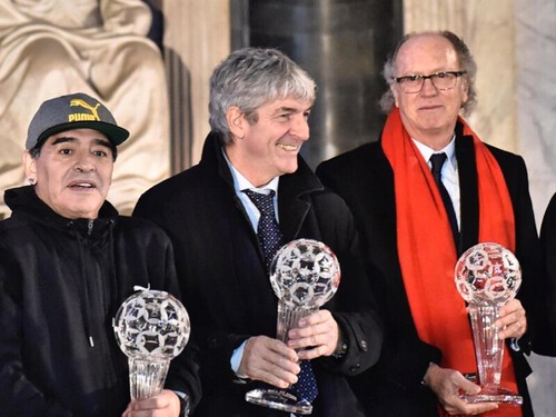 2017年、イタリアサッカー殿堂入りのセレモニーにディエゴ・マラドーナ、パオロ・ロッシらと参加（右） photo byANSA／AFLO