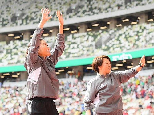５月14日の国立競技場開催の試合では元なでしこの澤穂希と宮間あやがキックオフセレモニーに登場して盛り上げた