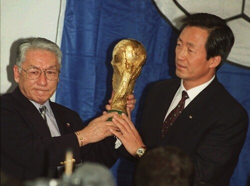 2002年Ｗ杯の日韓共催が決まった直後の日本の長沼健会長（左）韓国の鄭夢準会長（右）