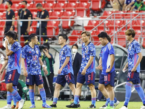 中国に引き分け、憮然とした表情の日本代表の選手たち