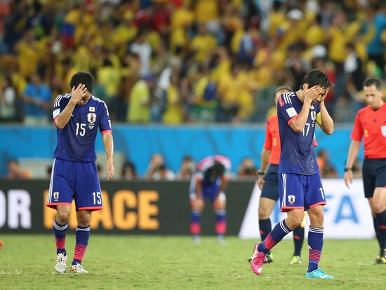 グループリーグ敗退に終わって、がっくりと肩を落とす今野泰幸（左）と長谷部誠（右）。photo by Xinhua/AFLO