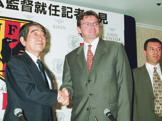 1998年フランスＷ杯のあと、日本代表の指揮官に就任したフィリップ・トルシエ監督。左は日本サッカー協会・岡野俊一郎会長（当時）、右はアシスタントコーチのサミア氏