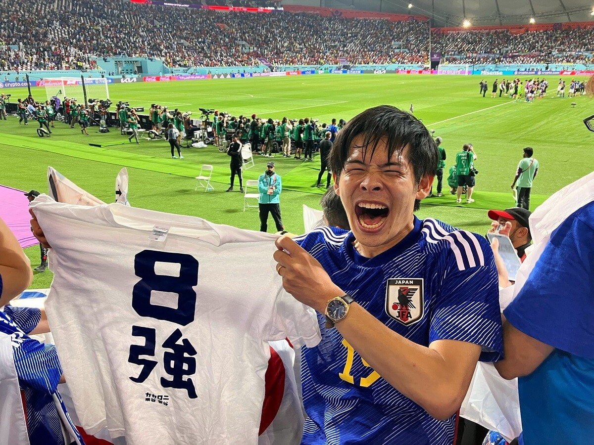 カタールW杯現地観戦のカカロニすがやがサポーターの熱狂を語る。「あれだけスタジアムが一体となった日本コールは記憶にない」