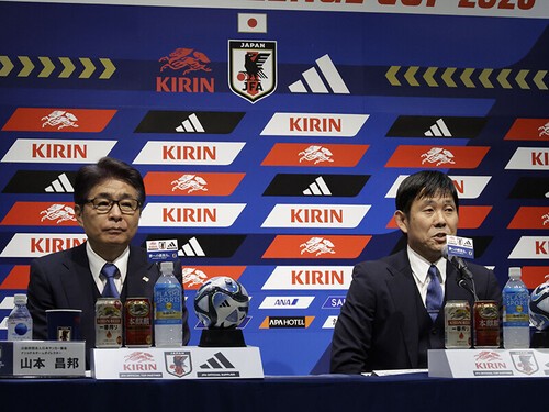 ドイツ戦、トルコ戦の日本代表メンバーを発表する森保一監督（右）と山本昌邦ダイレクター