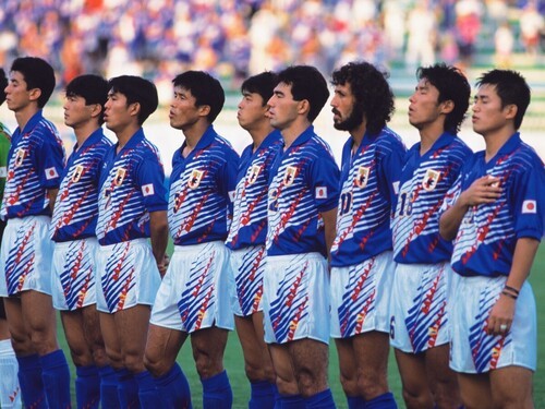 30年前、カタール・ドーハでＷ杯最終予選に臨んだ日本代表。左から３人目が森保一現日本代表監督 photo by AFLO