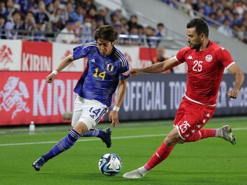 サッカー日本代表は実は５バックのチュニジアを攻めあぐねていた。伊東純也はクロス１本