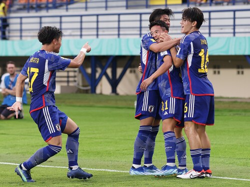 高岡伶颯（右から２番目）が２ゴールを決めてセネガルに勝利し、グループリーグを突破したＵ－17日本代表。photo by Sato Hiroyuki