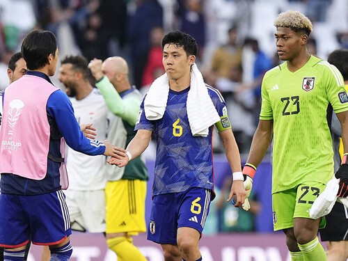 イラクに敗れ、肩を落とす遠藤航ら日本代表の選手たち photo by Kyodo news