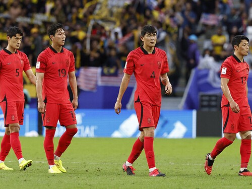 マレーシアと引き分け浮かない表情のキム・ミンジェ（右からふたり目）ら韓国の選手たち Reuters／AFLO