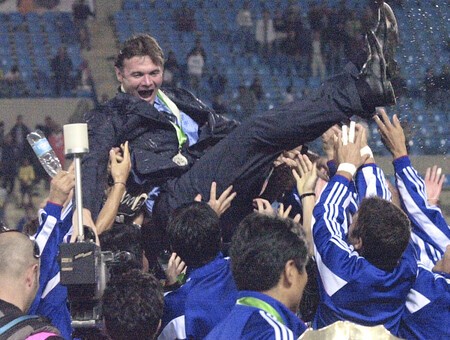 2000年アジアカップで優勝し、胴上げされるトルシエ監督。photo by Kyodo News