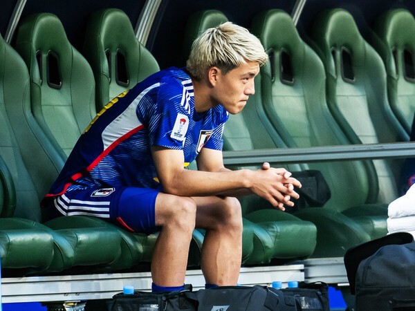試合後、ひとりベンチに座って考え込む堂安律　photo by Sano Miki