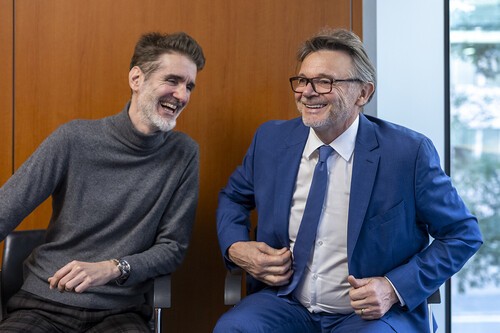 通訳のダバディ氏（左）と談笑するトルシエ監督。photo by Fujimaki Goh