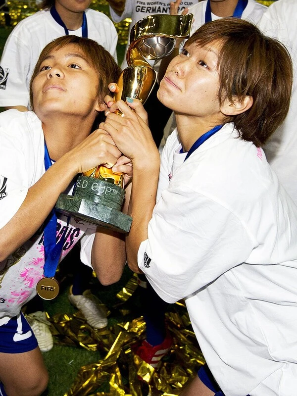 2011年の女子Ｗ杯優勝時の岩渕真奈（左）と川澄奈穂美（右）　photo by AFLO