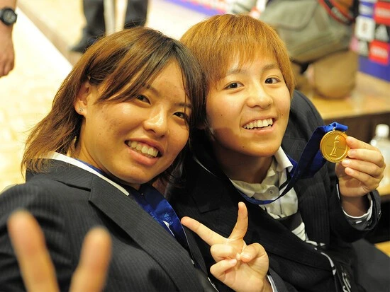 2011年女子W杯優勝時の岩渕さん。金メダルを手にして熊谷紗希選手と。photo by Hayakusa Noriko