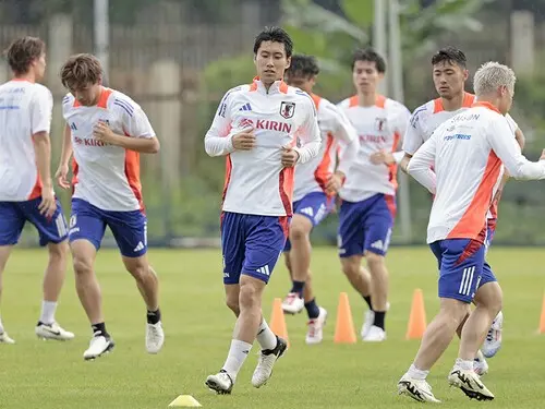 ミャンマー戦に向けて調整する鎌田大地ら日本代表の選手たち photo by Kyodo news