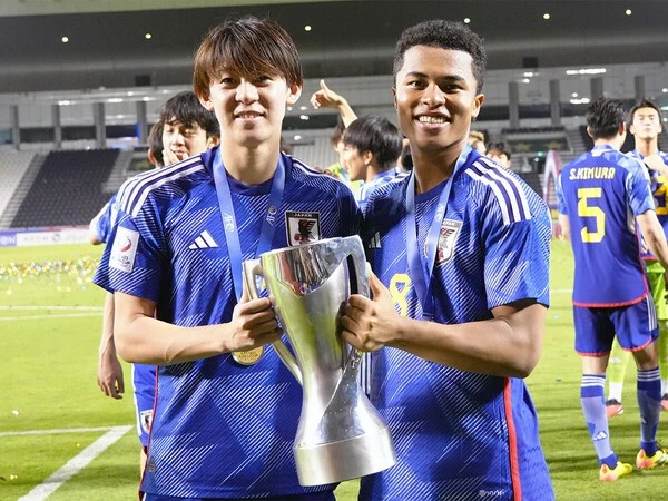 山本理仁と藤田譲瑠チマ（右）は幼少期から切磋琢磨してきた仲　photo by Getty Images