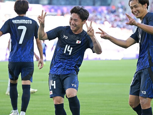パラグアイ戦で２ゴールを決めた三戸舜介。右は斉藤光毅　photo by JMPA