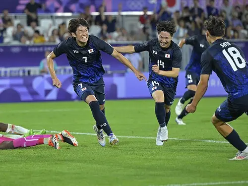Ｕ－23マリ代表戦で決勝ゴールを決めた山本理人（中央） photo by JMPA