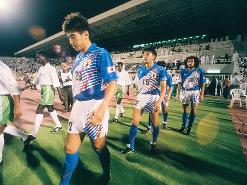初戦のサウジアラビア戦に挑む吉田光範（中央）。前が高木琢也、後ろがラモス瑠偉　photo by Kaz Photography/Getty Images