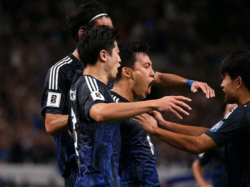 前半12分、先制ゴールを決めた遠藤航にかけ寄る日本の選手たち photo by Yamazoe Toshio