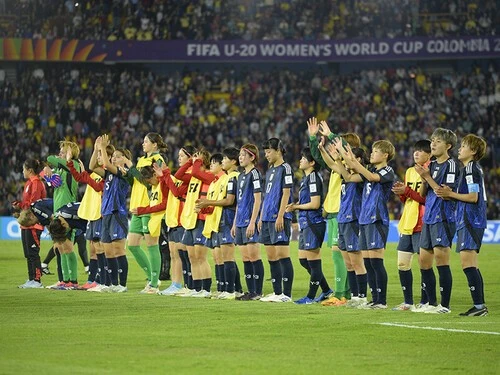 決勝戦を終え、スタンドの声援に応えるＵ－20女子日本代表の選手たちphoto by Julian Medina／Kaz Photography