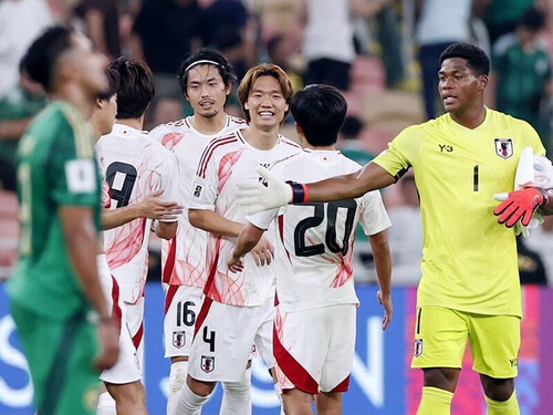 サウジアラビアを破り、笑顔の日本代表選手たち photo by Kyodo news