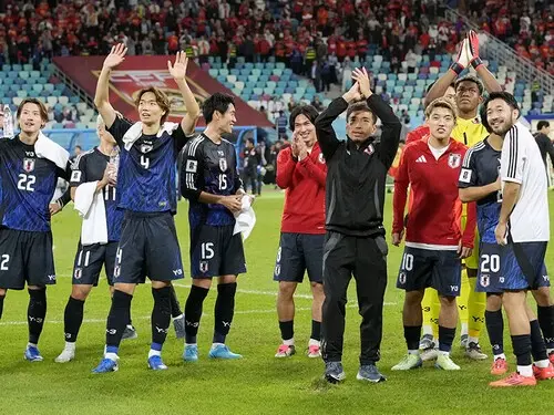 中国に３－１で勝利し、観客の声援に応える日本代表の選手たちphoto by Kyodo news