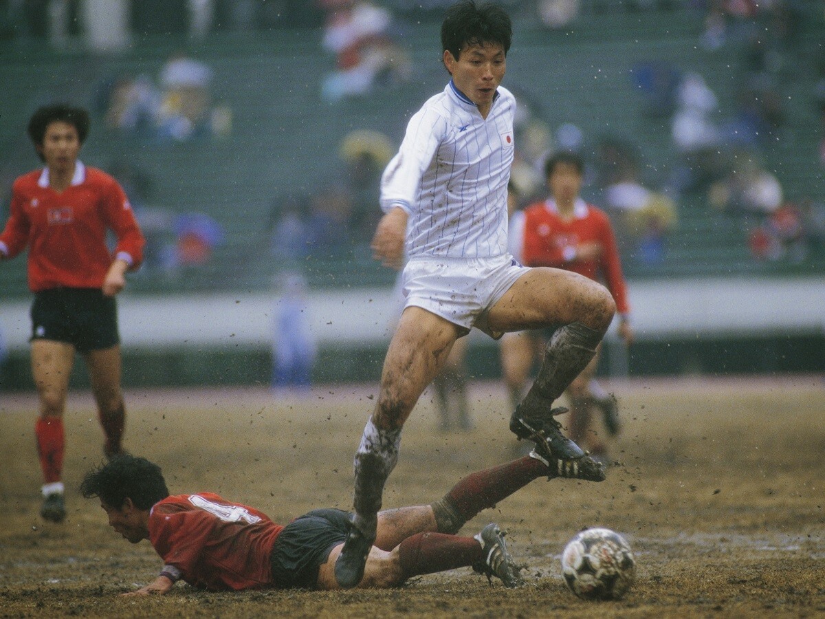 サッカー日本代表がピッチコンディションと戦ってきた歴史「12月には砂埃が舞い、雨が降ると泥沼状態に」