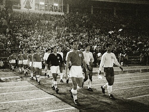 旧国立競技場で行なわれた1967年の日韓戦　photo by AFLO