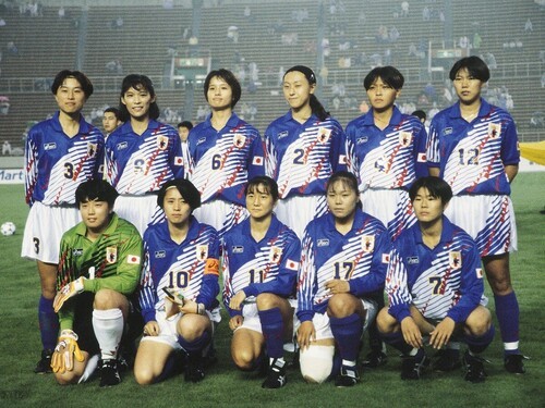 今から約30年前の1994年、アジア大会の壮行試合に臨むサッカー日本女子代表　photo by AFLO