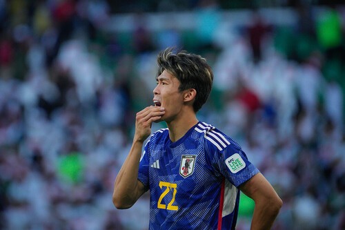 右ヒザの手術で再び戦列を離れた冨安健洋　photo by Sueishi Naoyoshi