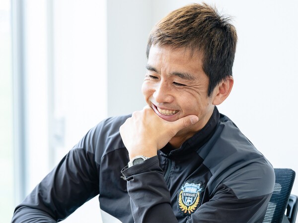 稲本潤一にＪリーグの昔話を思い出してもらった　photo by Sano Miki